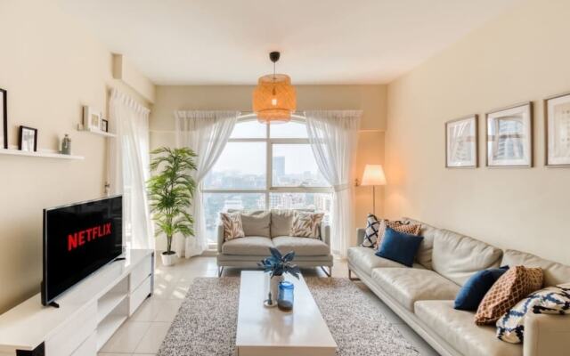 Relaxing, Chic Apartment in The Views