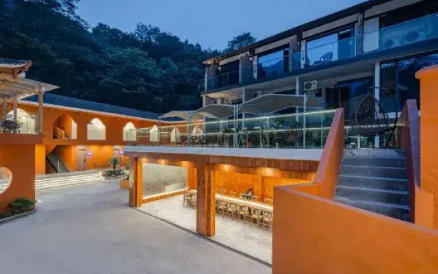 Qingcheng Mountain Tingfeng Orange Yard Hot Spring Hotel