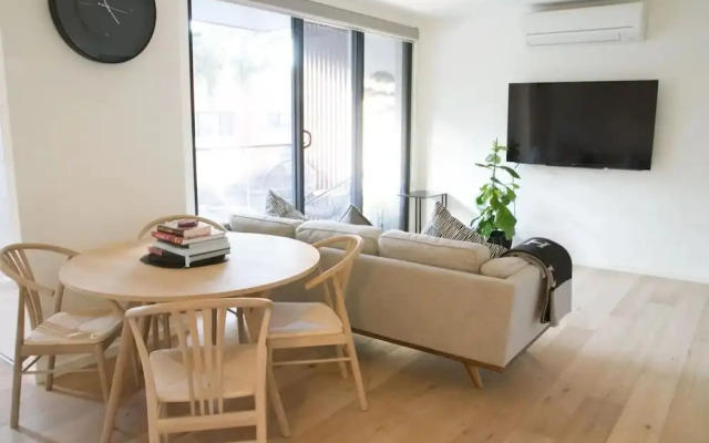 Charming 2 Bedroom Apartment In Richmond Close to MCG