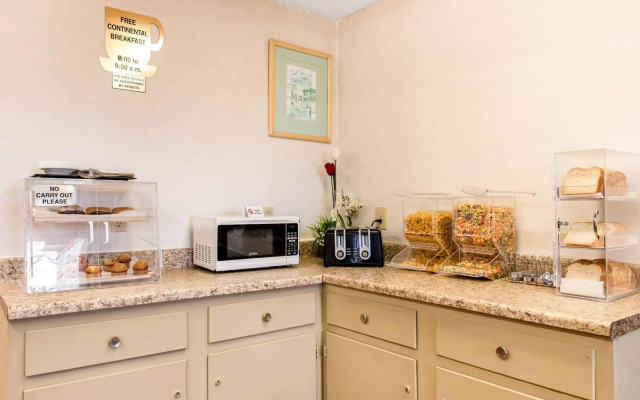 Econo Lodge Airport - Holland