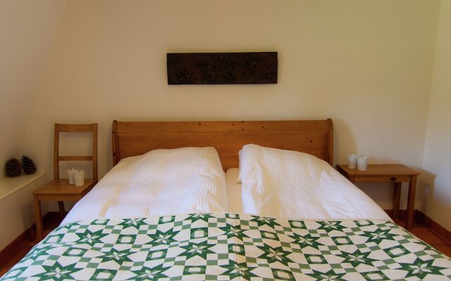 Exquisite Holiday Home in Issac With Swimming Pool