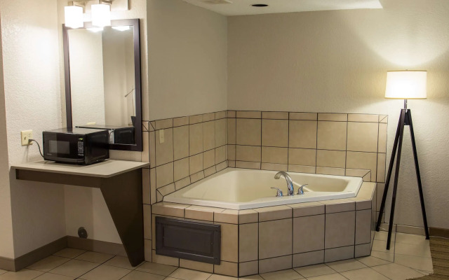 Country Inn & Suites by Radisson, Platteville, WI