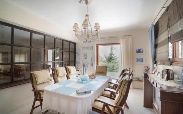 Villa Corina near the Airport