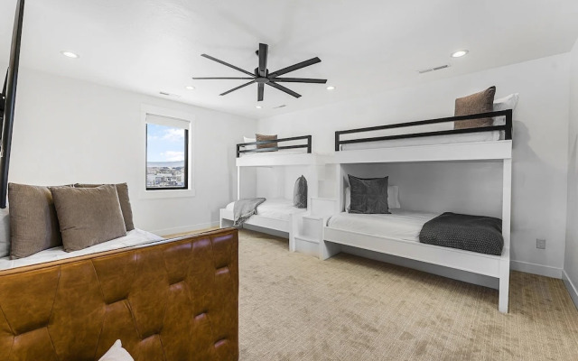 Sunny Days 7 Bedroom Home