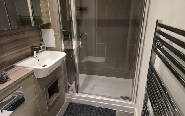 Luxurious 2-bed Haven in the Heart of Barking