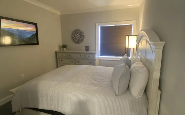 111 3bd 3 Bedroom Condo by RedAwning