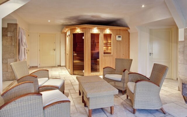 Lush Holiday Home in Oeffelt with 2 Saunas & Hot Tubs
