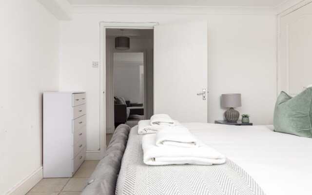 Magnificent 2 Bed Garden Flat in Oval