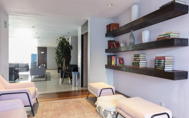 Bright and Modern Duplex With Amenities and Staff