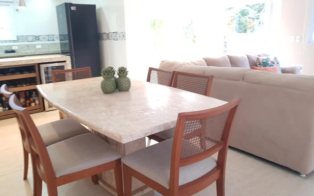 LINDA CASA TERREA UBATUBA - piscina, wifi, AC, churrasqueira, praia Lagoinha