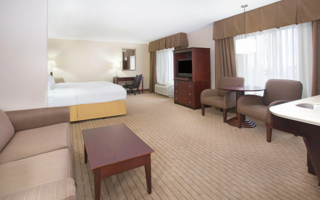 Holiday Inn Express & Suites Minot, an IHG Hotel