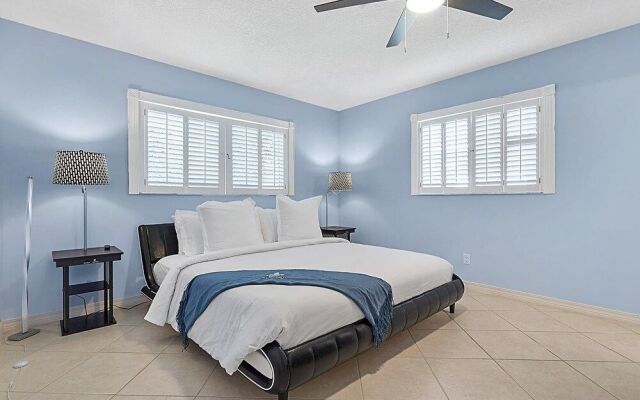 Renovated Quiet All King Bed Suites