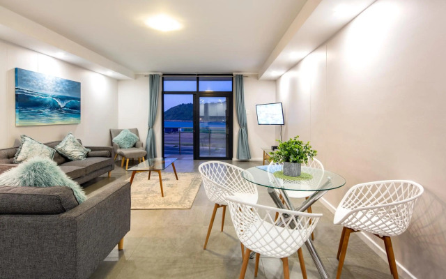 uSHAKA WATERFRONT - SPACIOUS SUBLIME STUNNER