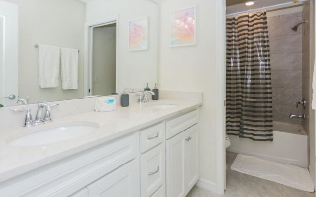 Beautiful Themed Vacation Home With Pool St5509