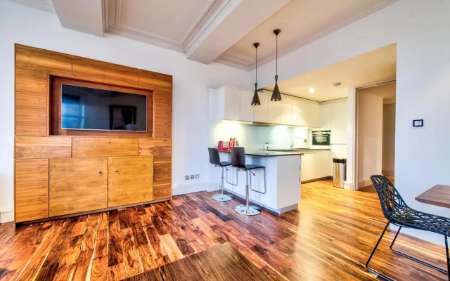Sumptuous 2BR Apt Next To Edinburgh Castle!