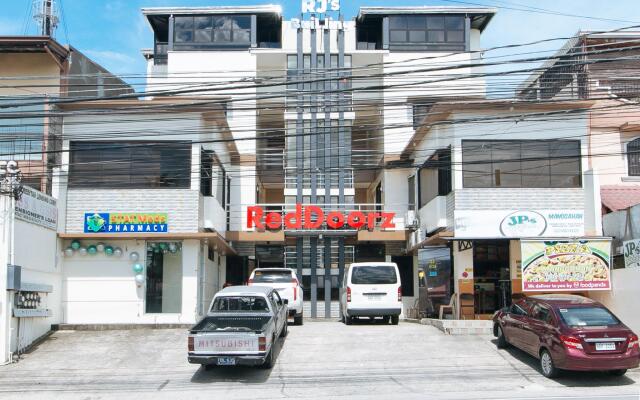 RedDoorz Hostel near Lyceum University Gen.Trias Cavite - Vaccinated Staff