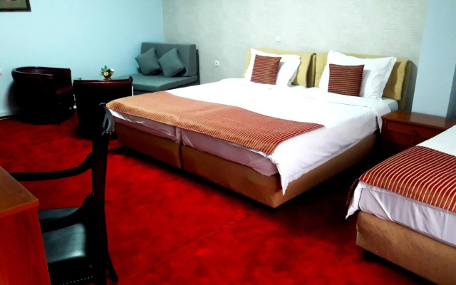 Hotel Aristocrat & Fish Restaurant