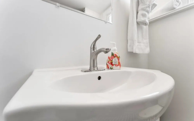 Private Studio Apartment in Burlington - U5