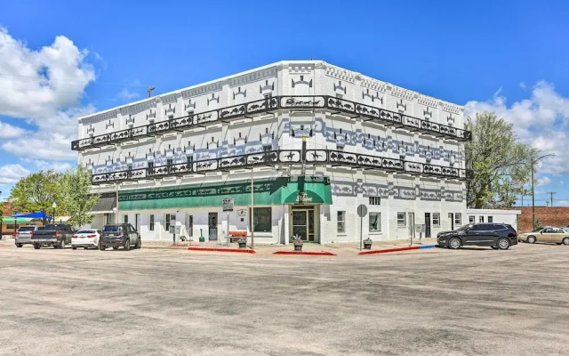 Peaceful Chadron Apartment in Historic Hotel!