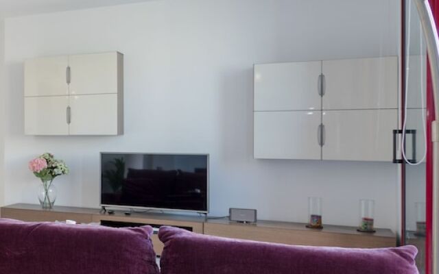 Unique Rentals - Stylish Seafront Duplex