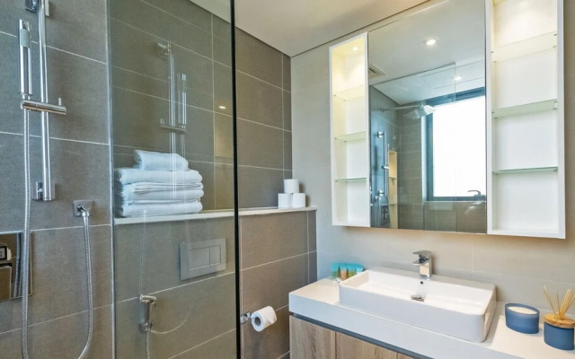 LUX Contemporary Suite Marina View 3