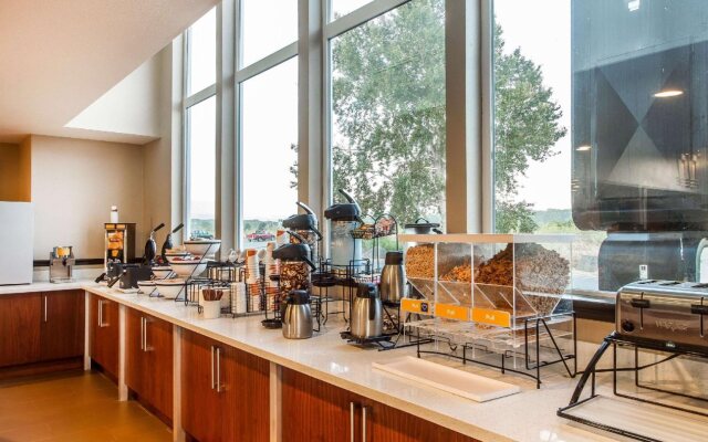 Comfort Inn & Suites Redwood Country