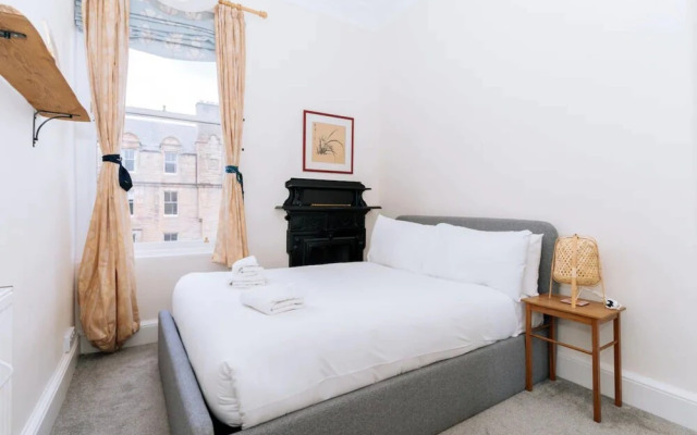 Spacious 3 Bedroom Flat in Edinburgh