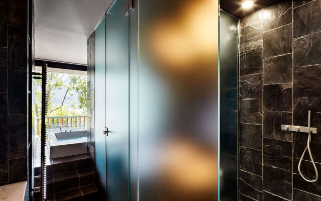 MAANJA Lake Front Suite and Restaurant