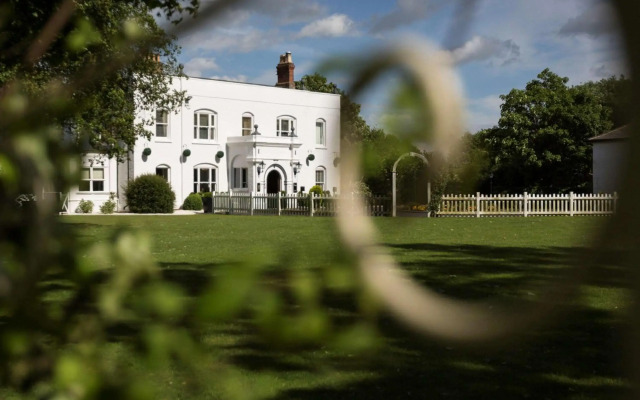 WorldHotels Distinctive Woughton House Hotel