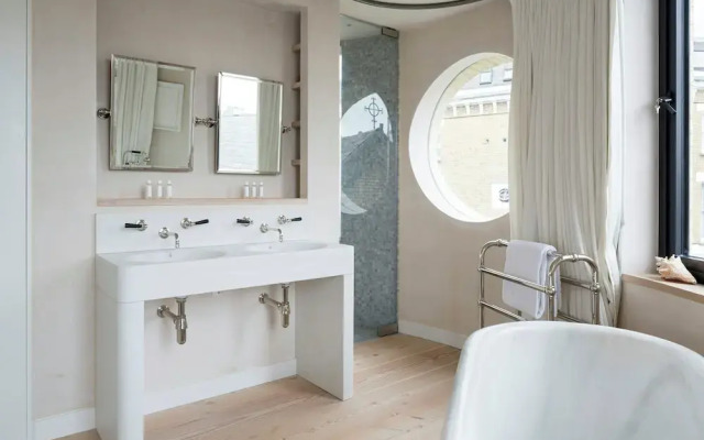 Blythe Road by Onefinestay