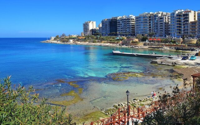 Valletta and Harbour Views Apartment in Central Sliema