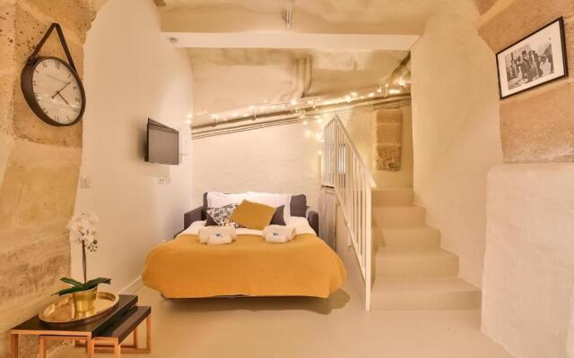 New Stunning 4 Bdrs Apt, With AC – Le Marais