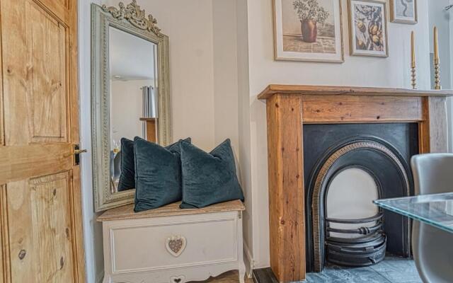 Stylish 2 Bedroom House with Patio