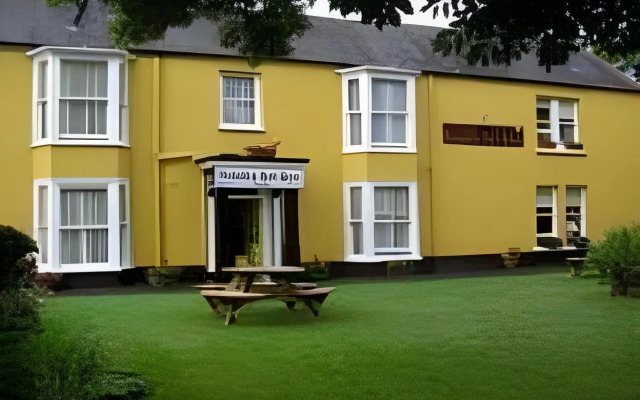 OYO Lamphey Hall Hotel