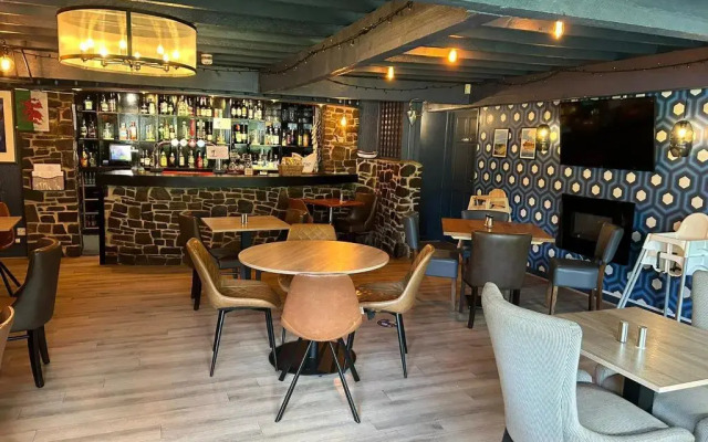 OYO Lamphey Hall Hotel