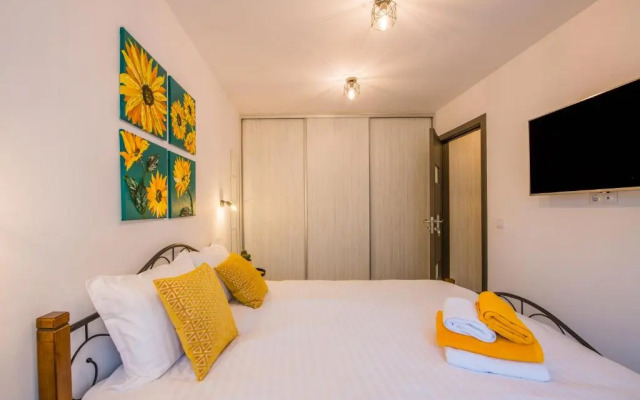 Kitty Sunflower Apartment