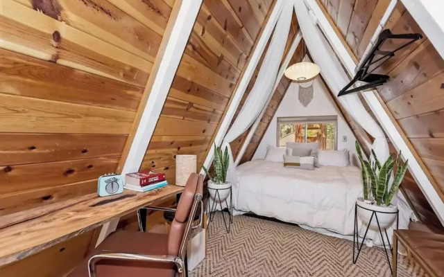 Acute A-frame Cabin w WiFi