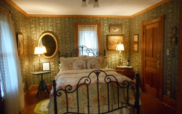 Applesauce Inn B&B