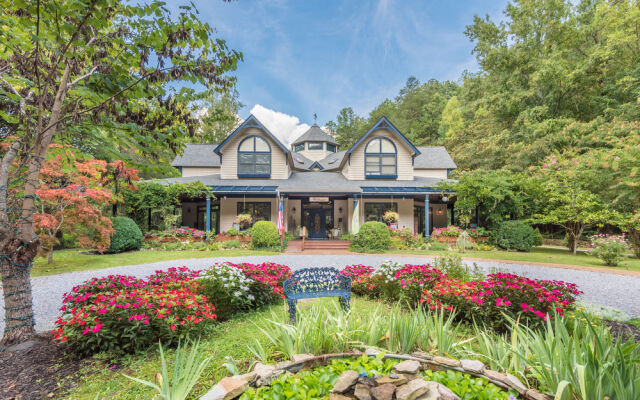 Eight Gables Inn