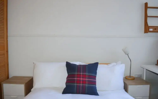 Spacious 3 Bedroom Flat in Marchmont