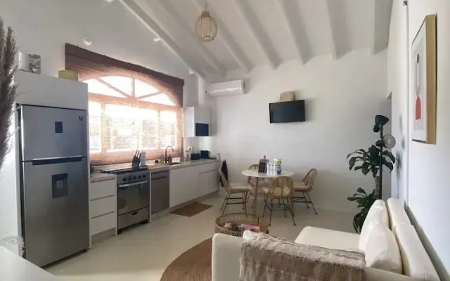 Palm Beach Vacaysuites - Coconut Suite - Top Floor