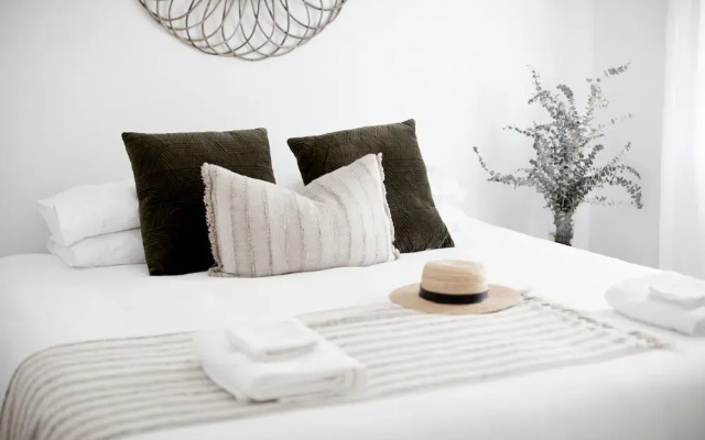 Coastal 2-bed Apartment With Courtyard