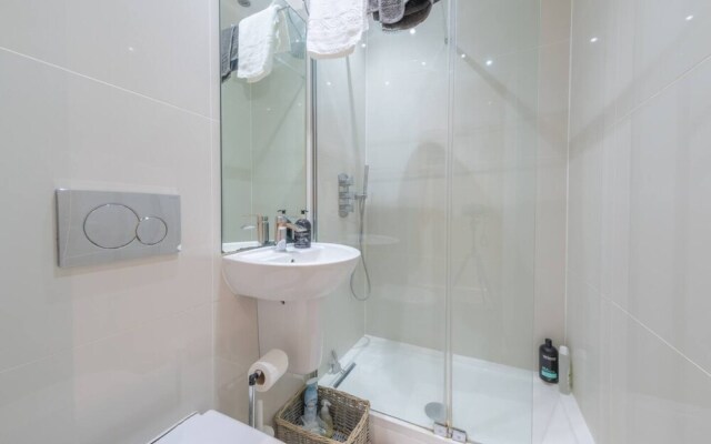 Stylish 2 Bedroom Apartment in Chelsea With Garden