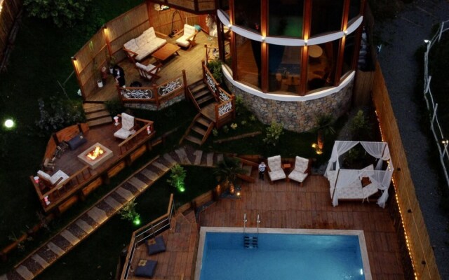 Villa With Pool Backyard and Jacuzzi in Sapanca