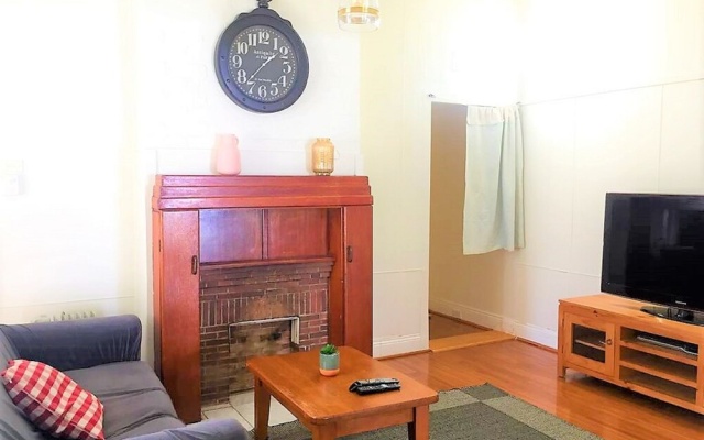 Comfy and Big Blue Cottage – Guest Rooms – Sydney
