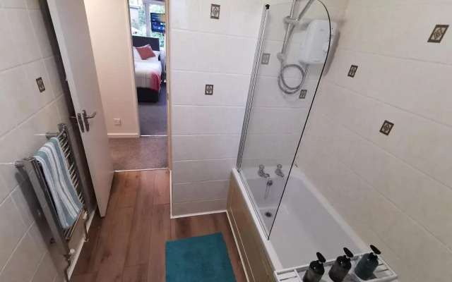 Central Three Bedroom House with Garden
