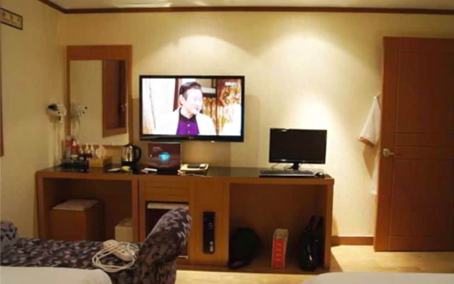 Two Be In Tourist Hotel