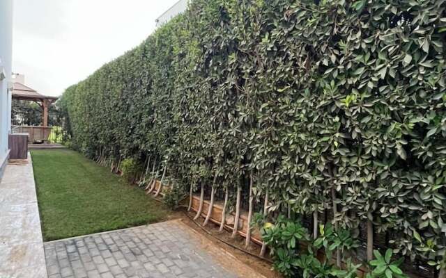 Villa In Beverly Hills With Garden