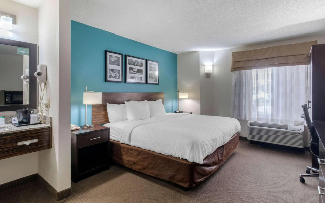 Clarion Inn & Suites DFW North