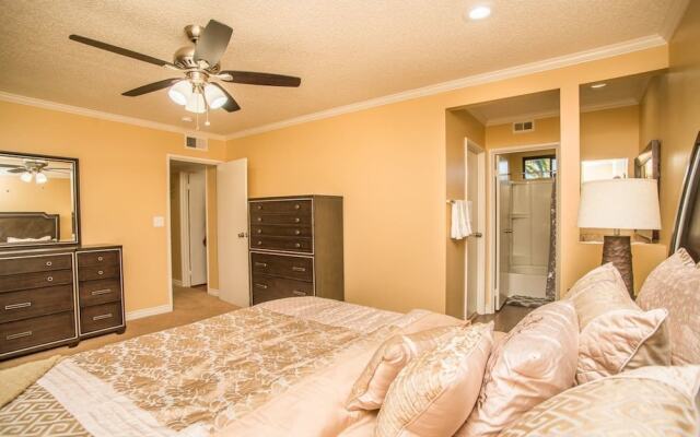 Palm Tree Paradise Luxurious 4 Bd Sleeps 16!